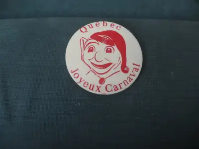 Article du Carnaval de Québec. Items ; - Macaron. - Programme de Restaurant . Vendu en lot ou séparé...