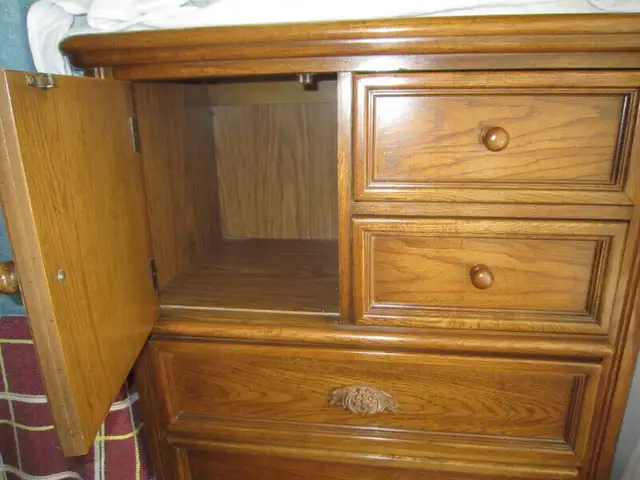 Oak Chest of Drawers in Dressers & Wardrobes in City of Toronto - Image 3