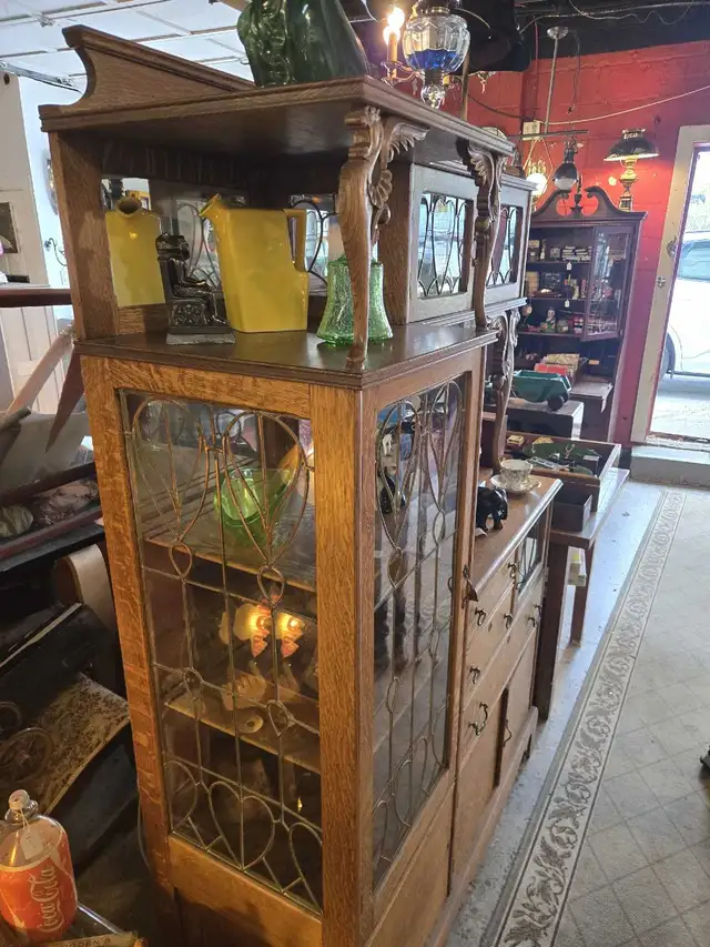 Antique oak  China Cabinet in Hutches & Display Cabinets in City of Toronto - Image 3