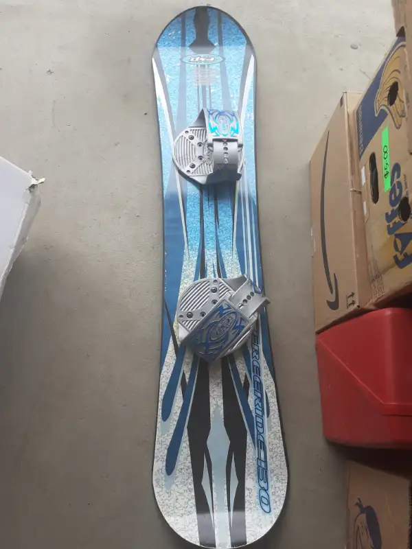 snowboards / downhill ski boots -- kids youth size in Ski in Calgary - Image 4