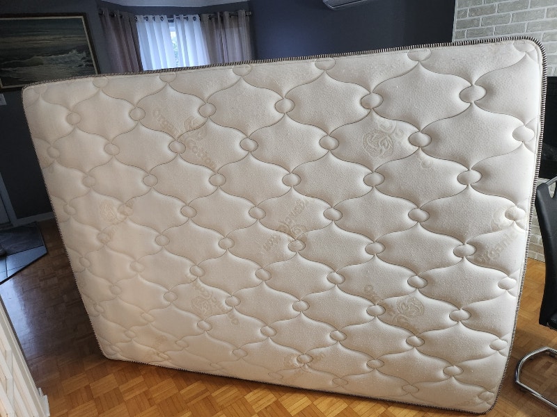 Lit queen à vendre Lits et matelas Laval/Rive Nord Kijiji