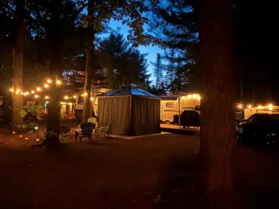 *** Clé en main **Ideal pour couple ou petite famille. Au Camping Choisy à Rigaud, très familial Set...