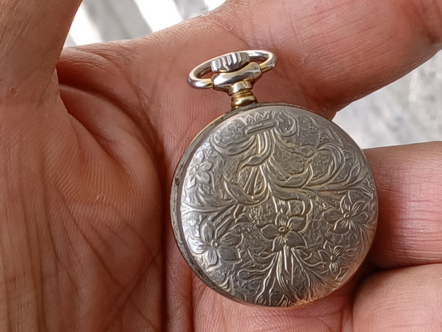 ANTIQUE  petite montre de poche GOLD CROWN non fonctionnelle dans Art et objets de collection  à Laval/Rive Nord - Image 2