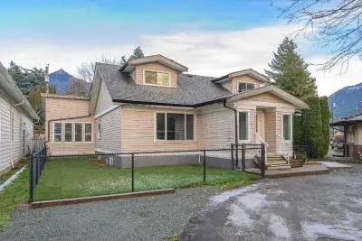 This bright, spacious 2 bedroom suite has been completely renovated and is packed with upgrades. Enj...