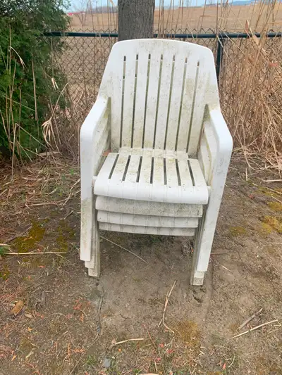 4 CHAISES    (BESOIN DE NETTOYAGE), View more