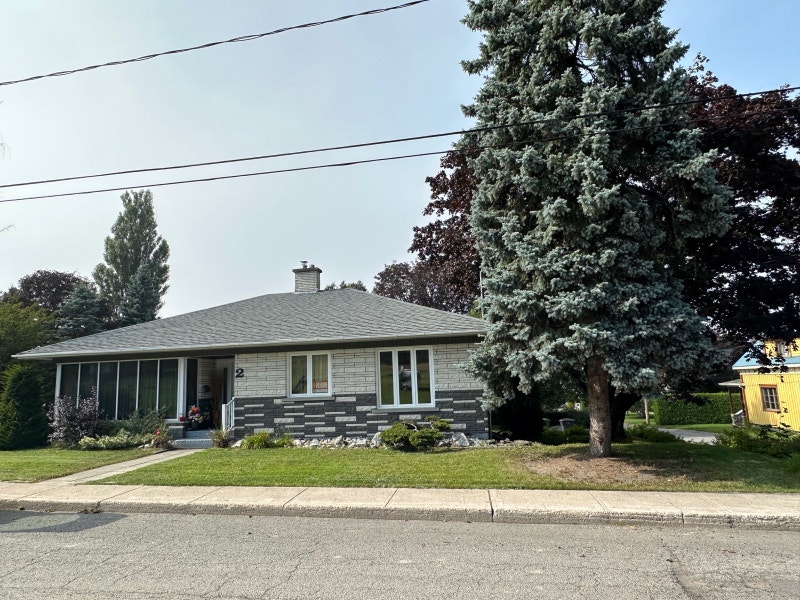 Maison à vendre, garage, grand terrain, arbres fruitiers, verrie