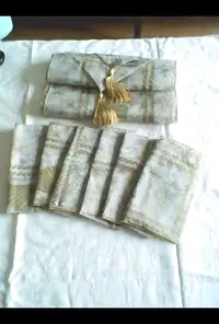Organza table runner and 6 matching napkins, never used