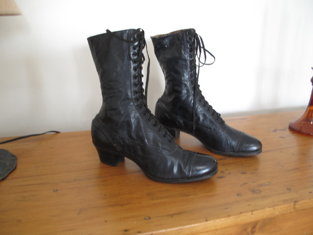 ANTIQUE EDWARDIAN WOMAN'S BOOTS in Arts & Collectibles in Guelph - Image 2