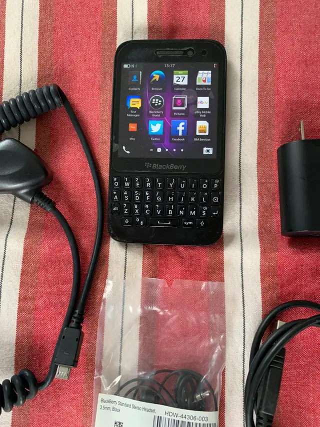 BlackBerry Q5  (8GB-Unlocked) GSM Dual-Core OS 10.2  Cell Phone in Cell Phones in City of Toronto - Image 3