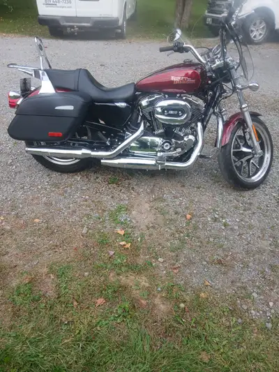 Cette Harley-Davidson Sportster 1200 d'occasion est en excellent état et prête à prendre la route. C...