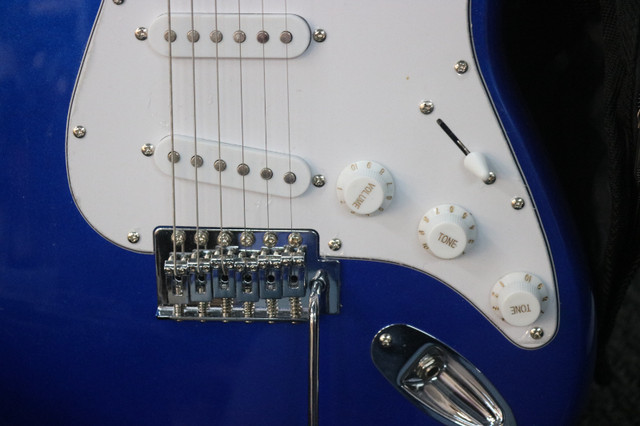 GROOVE S2024 ELECTRIC GUITAR PACK IN METALLIC BLUE (#4669) in Other in City of Halifax - Image 2