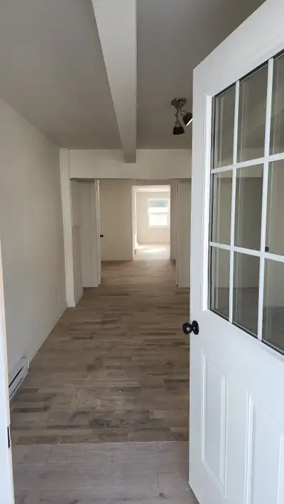 Grand logement 3 chambres sur deux étages – Salaberry-de-Valleyfield Spacieux et lumineux, situé dan...