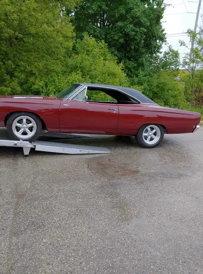 1968 roadrunner 383 6 pack. Completely redone, 727 automatic. 83/4 rear end. Not a numbers matching...