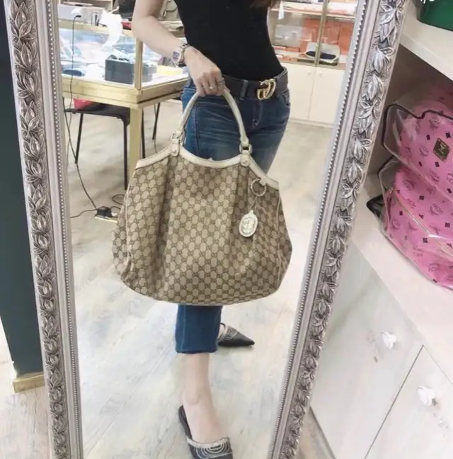 9.9/10 Gucci Classic Maxi Shopping bag in Women's - Bags & Wallets in Markham / York Region - Image 11