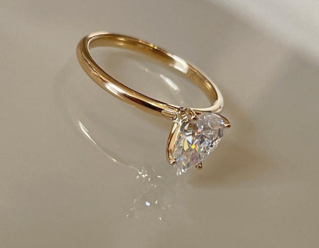 1ct Pear Cut Solitaire Moissanite Engagement Ring 10k Gold in Jewellery & Watches in Medicine Hat - Image 3