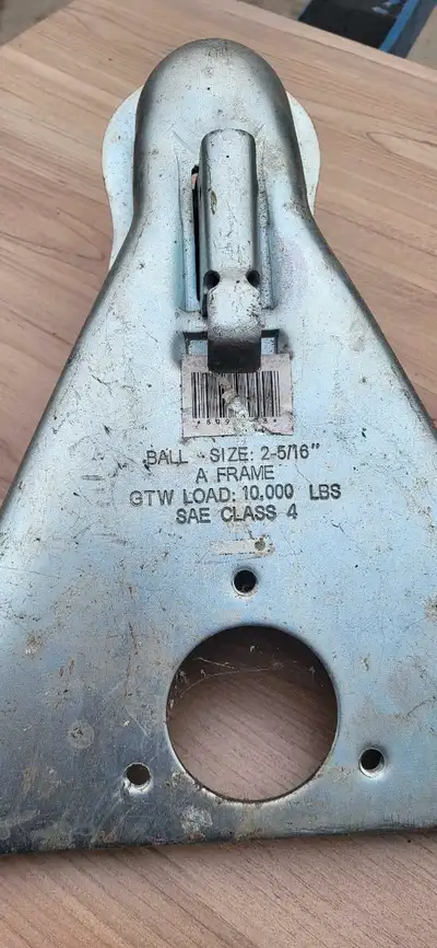 Voici un coupleur de remorque à cadre en A robuste, conçu pour une bille de 2-5/16 pouces et capable...