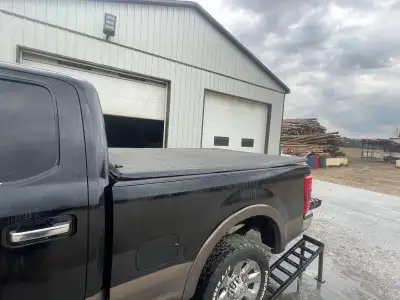 Tonneau cover ford f250 6.75 ft box good shape