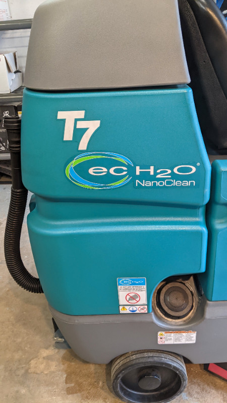 Like NEW!! Tennant T7 Ride On Floor Scrubber in Other Business & Industrial in Moncton - Image 4