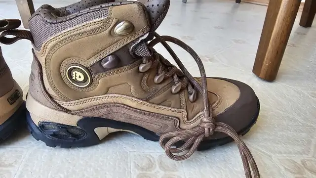Dunham womams 7.5 hiking boots  in Women's - Shoes in Edmonton - Image 4