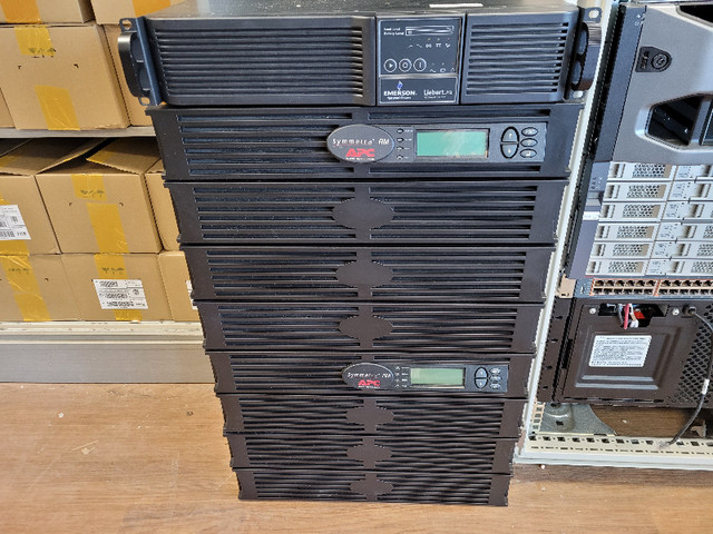 APC Symmetra PM 6000va UPS 208/240 - New Batteries / SYH6K6RMT dans Serveurs  à London