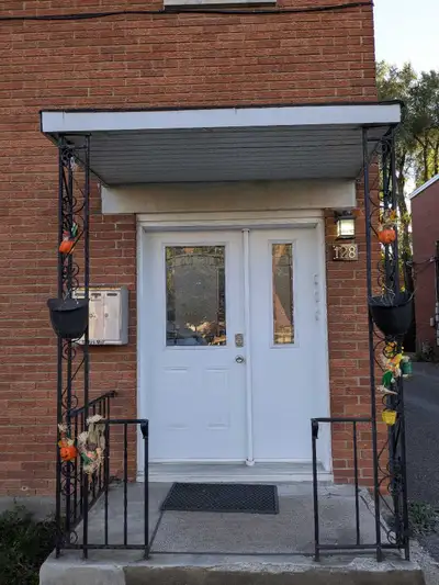BEDROOM FOR RENT in Ottawa/Beechwood Area! Heat, water, hydro and Internet included in rent! This be...