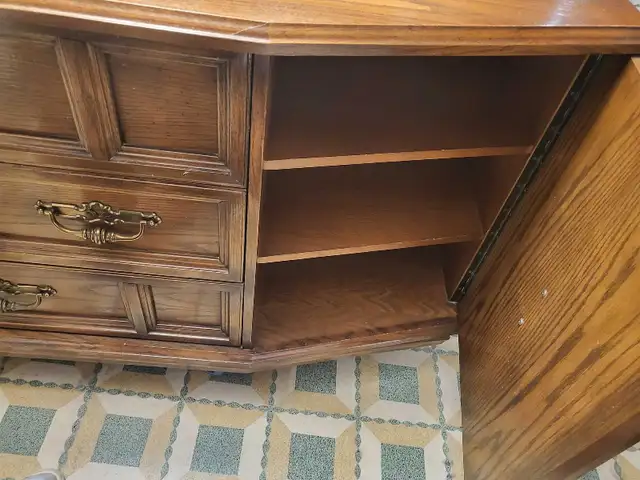 Meuble avec miroir- Chêne, excellent état  in Dressers & Wardrobes in City of Montréal - Image 8