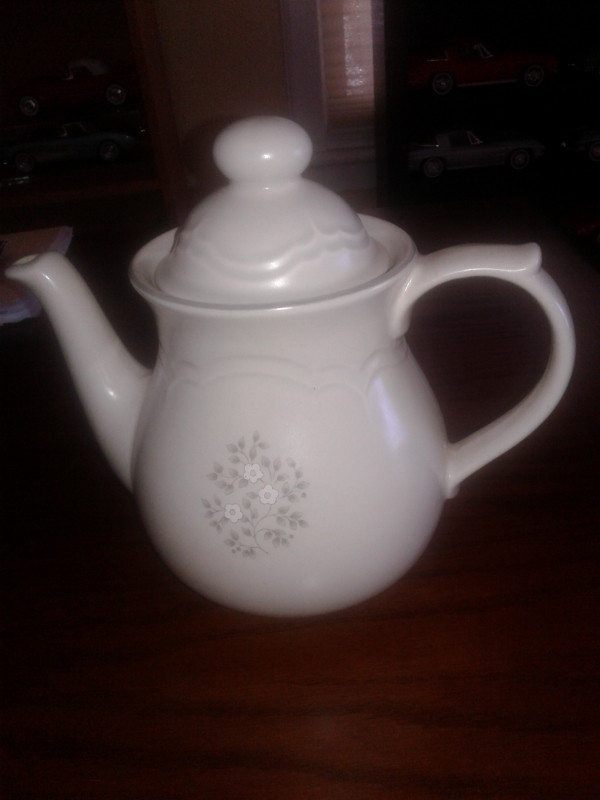 PFALTZGRAFF TEA POT in Other in Oshawa / Durham Region - Image 3