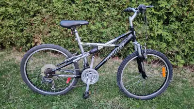 Vélo de montagne de marque Infinity 24 pouces. 21 vitesses, double suspension. En très bon état. Bie...