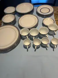 Set de vaisselle quatre couverts 