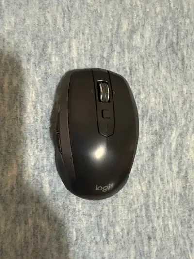 Hello Everyone, I'm selling a Logitech Anywhere 2S mouse. It's in Brand new condition. I bought a ga...