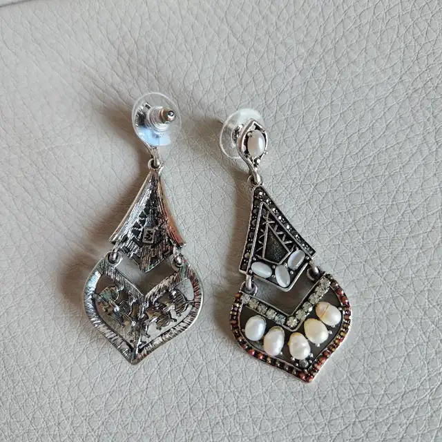 Dangle Classic Earrings With Freshwater Pearl in Jewellery & Watches in Longueuil / South Shore - Image 3