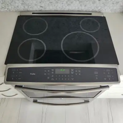 Cuisinière a induction GE Profile série PHS920SF, View more