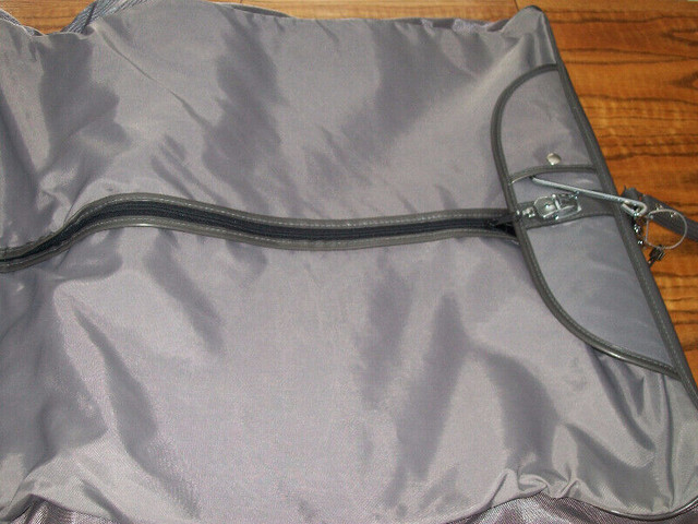 Skyway Garment Luggage Bag Hang Carry Grey With 3 Hangers in Other in Oakville / Halton Region - Image 4