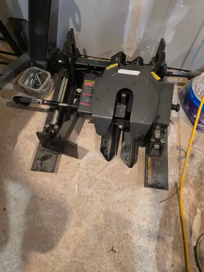 Curt 1600lb fifth wheel sliding hitch. Does not have the rails or puck mount. The slider is Curt R16...