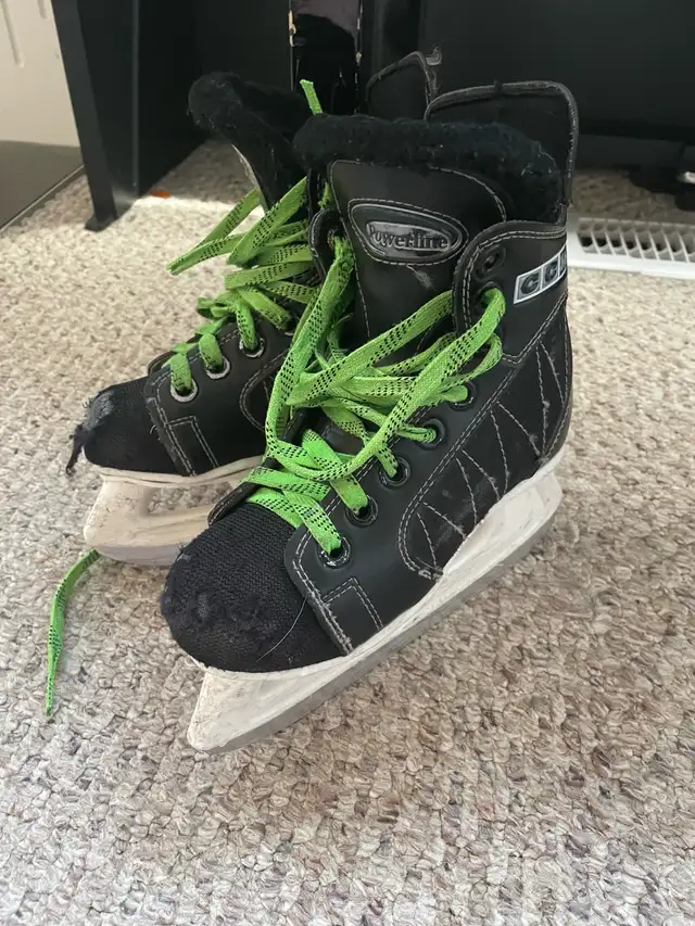 Youth hockey skates  in Hockey in Calgary - Image 8
