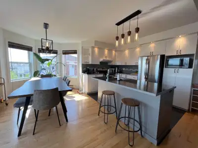 Magnifique et lumineux appartement à Brossard situé dos au parc Radisson et à la rivière Saint-Jacqu...