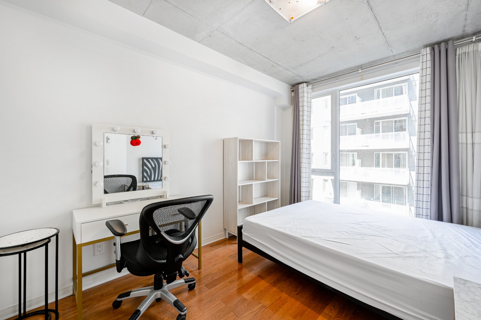 RENT Big Furnished 1B1B Downtown MTL – Near McGill & Concordia. — photo 1
