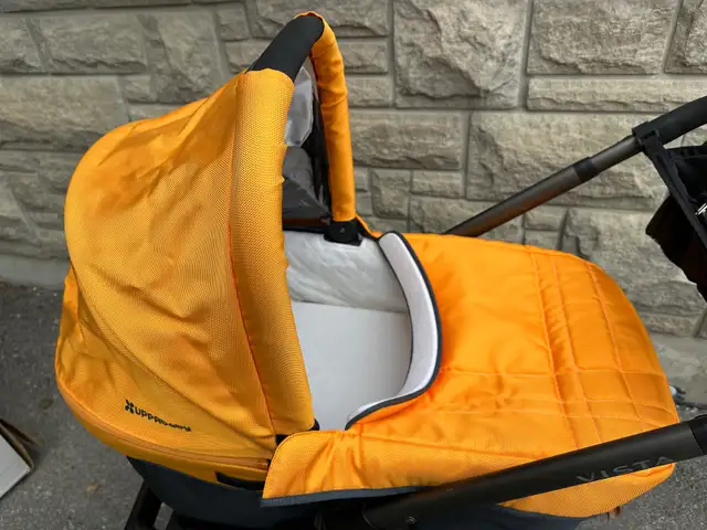 Uppababy Vista stroller and bassinet 2013 in Strollers, Carriers & Car Seats in Markham / York Region - Image 6