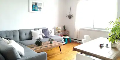 Pour le 1er juillet 2026 (ou 1er juin 2026): Situé au 2e étage d'un duplex semi-détaché: - grand 5 1...