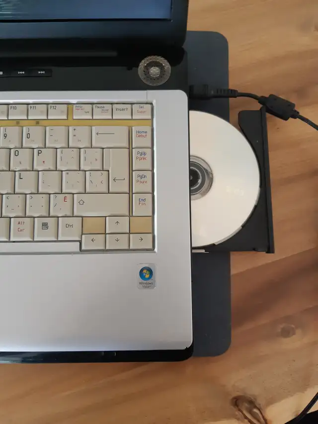 Ordinateur Toshiba satellite avec graveur in Laptops in Trois-Rivières - Image 4