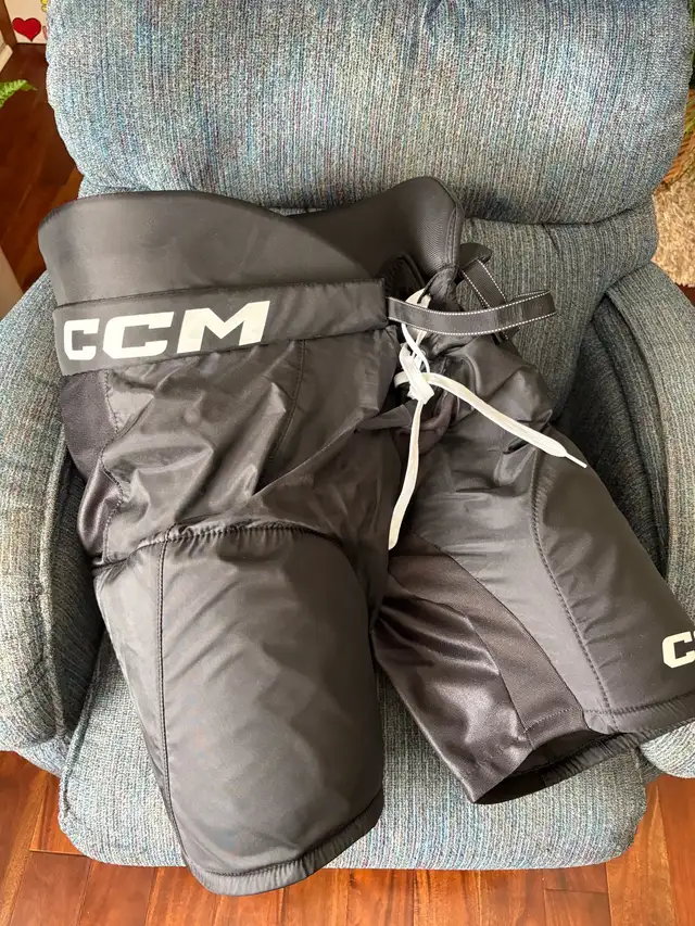 CCM men’s senior hockey pants in Hockey in St. Catharines - Image 4