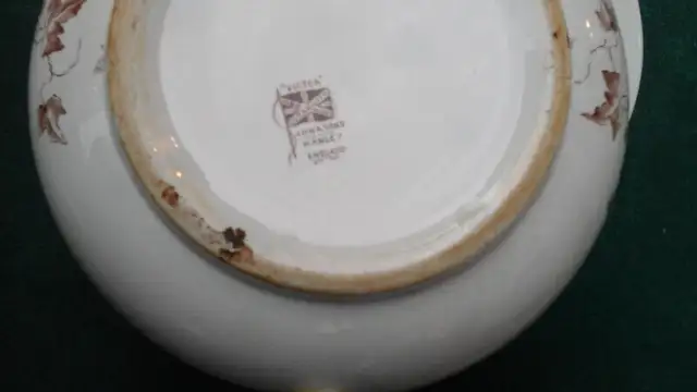 Chamber pot in Arts & Collectibles in Saint John - Image 3