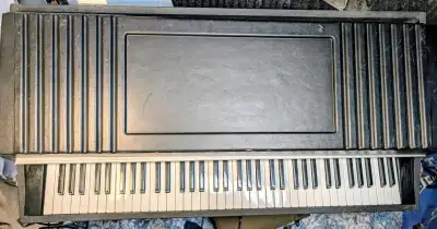 Up for sale is a classic Fender Rhodes Mark II Stage 73 electric piano. This is the Flat Top version...