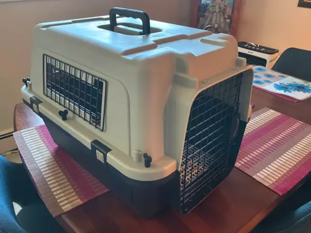 MEDIUM SIZE CAT/DOG CARRIER in Accessories in North Shore - Image 2