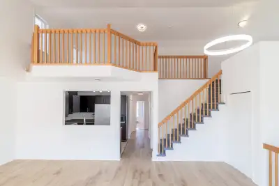 Adresse : 6055 Boul. Chevrier, Brossard Configuration : 2 chambres + Énorme quart (convertible en ch...