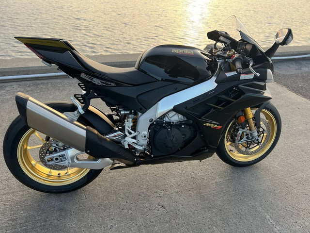 2022 Aprilia RSV4 Factory 1100 dans Motos sport  à Ouest de l’Île - Image 4