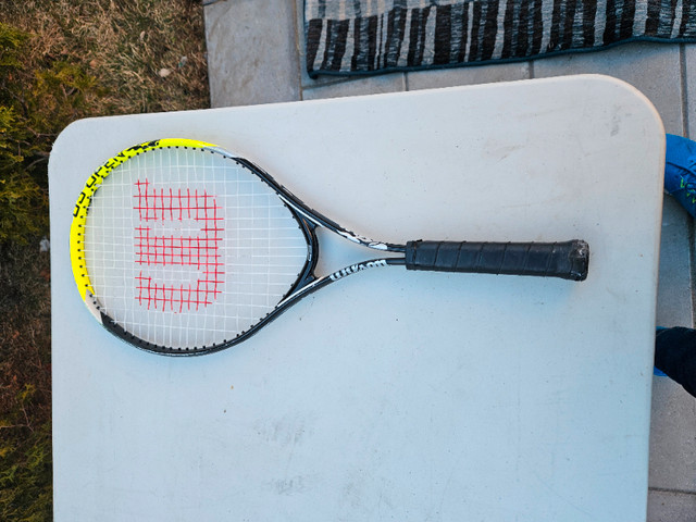 Raquette de tennis.  Bon pour débutant.  5$ Tennis Raquette. dans Tennis et raquettes  à Laval/Rive Nord - Image 4