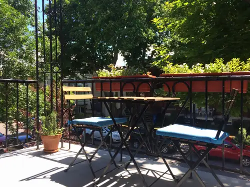 Description en français ci-dessous Bright riverside 2 bedroom apartment on a peaceful street in the...