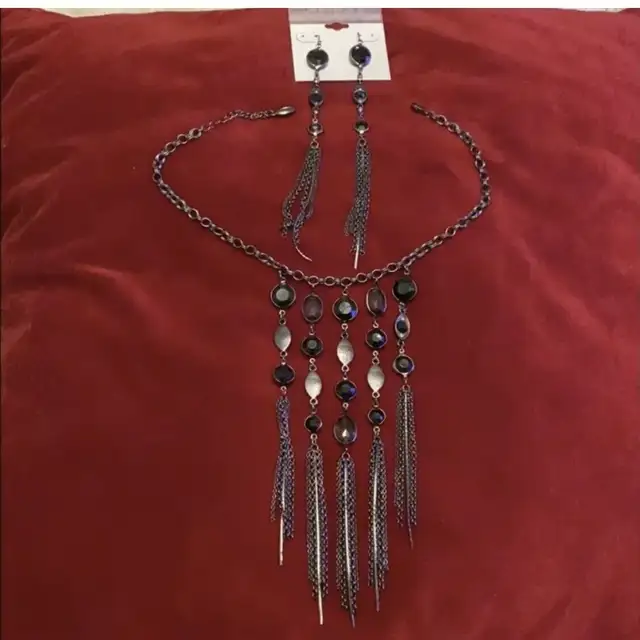 Guess necklace and earrings set62863737824643124