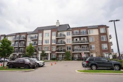 1bed 1 bath + 1 den condominium with underground parking, in suite laundry. Location - Mississauga a...